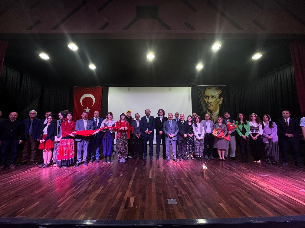 Sayın Kaymakamımız Ali CANDAN, “Dilimizin Zenginlikleri” Projesi kapsamında ki “Dilimiz Kimliğimizdir” Tiyatro Oyunu programına katıldılar.