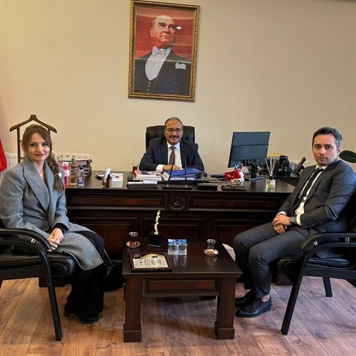 Eğitim Nobel Ödülü’ne layık görülen, Değerli Öğretmenimiz Sayın Neslihan YILDIZ , Sayın Kaymakamımızı makamında ziyaret ettiler.
